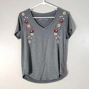 Aero embroidered perfect v-neck tee, M